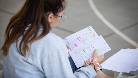 Una alumna preparando los exmenes de selectividad