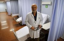 �ngel Mart�n Joven, en la zona de camas en las que los pacientes esperan resultados. 