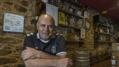 Calistro, en la barra de la taberna Xa Chegou que, entre otros muchos platos, cobr� fama por los cogomelos que el propio hostelero tambi�n recog�a en el monte