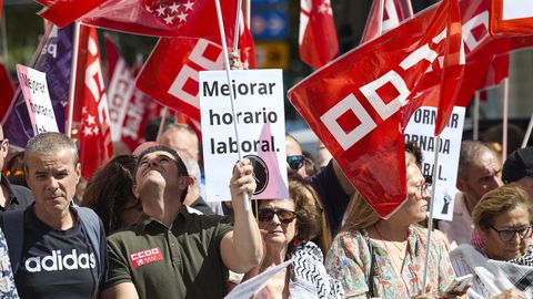 Una concentración frente al Congreso, este miércoles en Madrid, por la reducción de la jornada laboral.