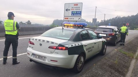 Control de la Guardia Civil de Trfico en una carretera gallega