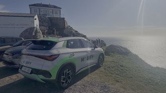 El coche compartido de Mobify junto al faro de Fisterra.