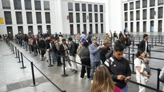 Inmigrantes haciendo cola para regularizar su situaci�n en la ciudad espa�ola de Barcelona.