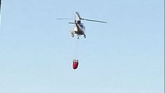 Una fotograf�a tomada por un vecino de Rosende, en Sober, muestra un helic�ptero acerc�ndose a la laguna artificial de esta localidad para atacar el incendio de Pant�n