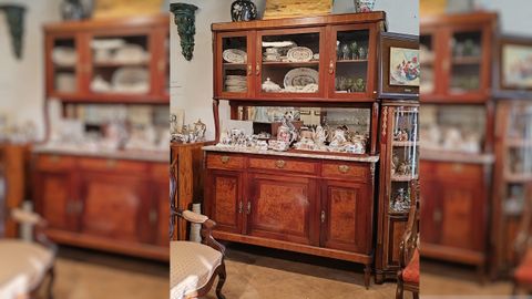 Elegante aparador de caoba, palo rosa y m�rmol: 900 euros