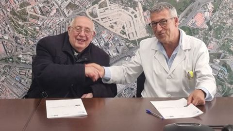 Jose Mar�a Fuci�os Send�n, presidente de la Fundaci�n Manuel Pi�eiro Pose, y Luis Verde, gerente del �rea sanitaria de A Coru�a y presidente de la Fundaci�n Profesor Novoa Santos, tras la firma del convenio de colaboraci�n.