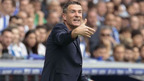 El entrenador del Oviedo, Luis Miguel Carrin, durante el encuentro ante el Espanyol en el partido de vuelta de la final por el ascenso a LaLiga EA Sports, este domingo en el Stage Front Stadium de Cornell de Llobregat (Barcelona)