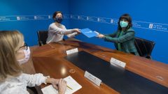 La conselleira y la alcaldesa, en la firma del convenio.