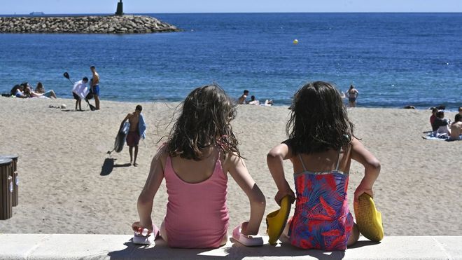 Dos ni�as sentadas en una playa.