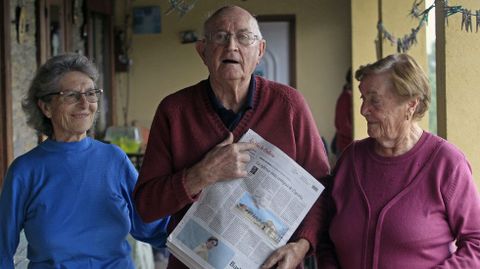 Amable Darriba, Julio Gonzlez y Esther, una de las hermanas de l, ayer en su casa de Tuimil