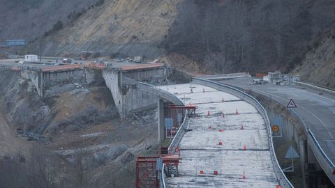 rea donde se produjo el colapso del viaducto de O Castro y donde se ha empezado a demoler la estructura paralela