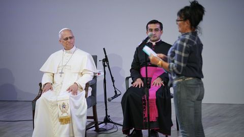 El papa, escuchando el testimonio de una reclusa, Montse, en Brians 1