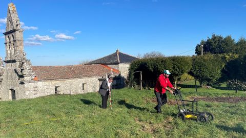 Trabajos realizados con tecnología de mínima invasión en el entorno de la iglesia de Castromao