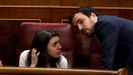 Imagen de archivo de la portavoz de Unidos Podemos en el Congreso, Irene Montero, conversando con el coordinador federal de IU, Alberto Garz�n