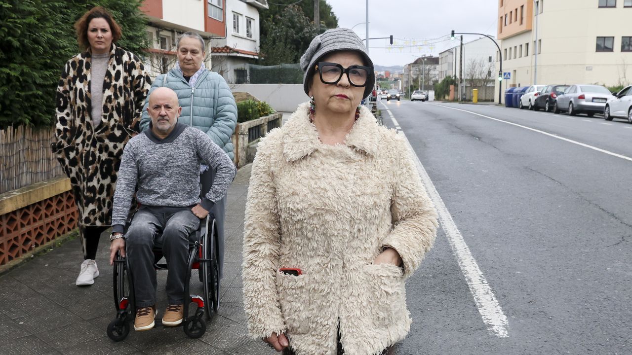 Una vecina de 71 años lidera la lucha por el bus en Freixeiro: «Gasto cinco euros en taxi para ir al cajero»