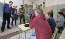 Francisco Cervi�o, Diego Calvo y Lois Di�guez frente a los alumnos del centro. 