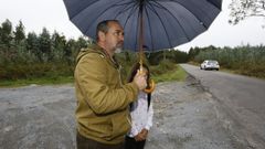 Miguel Fern�ndez lleva meses denunciando que la parada de bus escolar que han asignado a su hija es muy peligrosa