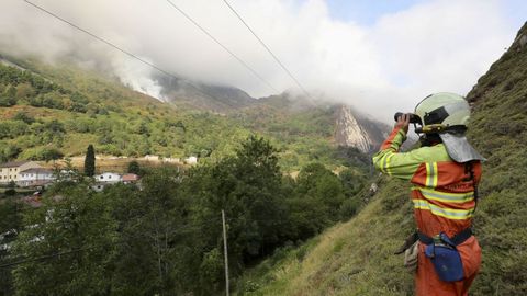 Un bombero observa un incendio este lunes en las inmediaciones de Caunedo, Somiedo