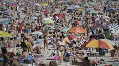 Playa de Riazor abarrotada de de gente