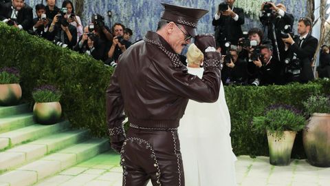 Luke Evans posando en la alfombra de la Met Gala