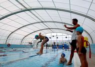 La piscina de Cambados sufre fugas de calor por la cubierta y goteras en los vestuarios.