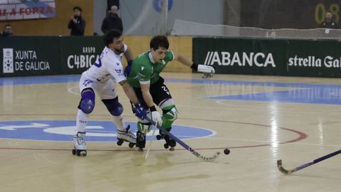 Nil Cervera presionado por Tato Ferruccio durante el encuentro entre el Liceo y el Barcelos