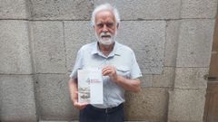 Francisco Ruiz Alderegua con un ejemplar de su novela histrica  Quid et quomodo, que acaba de ser publicada