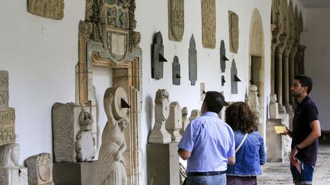 Un grupo de turistas, visitando el Museo Provincial