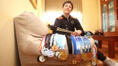 Iván Gutiérrez Mosquera atesora en su casa de Ames una colección de medallas y trofeos cada vez más numerosa e importante. La última de ellas es la que ganó el mes pasado en Guadalajara, donde se proclamó Campeón de España de Gimnasia Rítmica en la categoría cadete con un ejercicio de mazas digno de un oro.