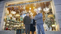 Benigno Limeres y Carmina Arias, junto a su hijo Federico, que ahora lleva las riendas del negocio de iluminaci�n que ellos montaron.