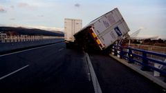 A punto de caer del Puente de los Santos