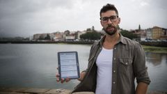 Eloy Figueira muestra la aplicaci�n de su proyecto Br�jula Maestra en el puerto de Rianxo