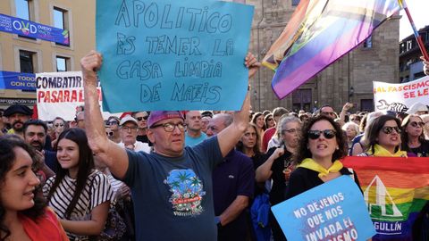 2.500 personas se congregan en Oviedo para rechazar la agresi�n a dos activistas de izquierda en San Mateo