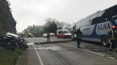 Accidente entre un coche y un autob�s en Llanes