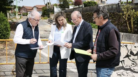 La�diputada de V�as e Obras, M�nica Rodr�guez,�junto al alcalde de Mi�o, Manuel V�zquez Faraldo (segundo por la derecha=, con t�cnicos mirando la soluci�n para la carretera que se uni� sobre playa de Lago.