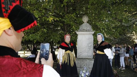La ofrenda a Rosala de Castro (en la imagen, la del 2017) se mantiene en el programa  