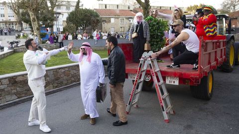 El alcalde de Cerceda, a la izquierda, como Bud Bunny en la Super Bowl