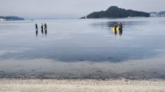 Investigadores del proyecto Marislab tomando muestras en los bancos marisqueros de la r�a de Pontevedra