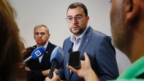 El presidente del Principado de Asturias, Adri�n Barb�n, atiende a los medios en Parres.