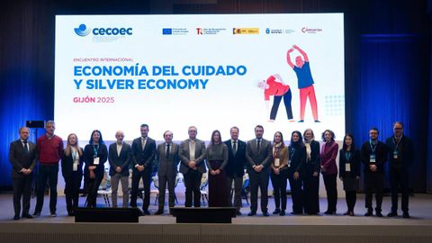 Autoridades y ponentes durante la inauguracin del Encuentro Internacional de Economa del Cuidado y Silver Economy