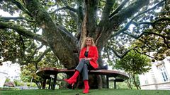 Carmela Silva, en el magnolio de los jardines de la Diputaci�n en Pontevedra