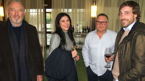 El presidente del consejo regulador (izquierda) y representantes de las bodegas Almalarga y Don Bernardino