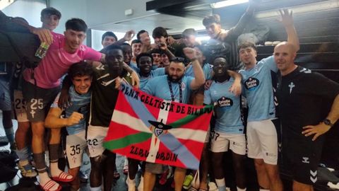 Los jugadores del Celta Fortuna, celebrando el subcampeonato con la bandera de la pe�a celtista vasca Zeru Urdin.
