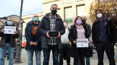 Arroxo, junto a varios concejales y el diputado Efr�n Castro, al llegar a A Coru�a tras dos horas y media de recorrido