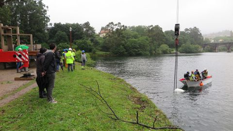 Trabajos de reposici�n de  la batea, escultura de de Francisco Leiro, en el cauce del r�o L�rez