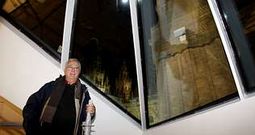 Gallego Jorreto, en el lucernario que ha creado en el museo, desde el que se puede ver la Catedral y la Torre de la Berenguela.
