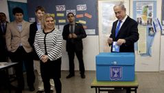 El primer ministro israel�, Benjamin Netanyahu, deposita su voto en Jerusal�n.