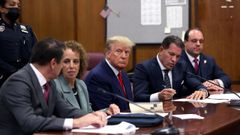 Donald Trump, flanqueados por sus abogados, durante su comparecencia ante el Tribunal Penal de Nueva York el pasado mes de abril