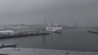 El Ambition, haciendo su entrada en A Coru�a en una ma�ana gris y lluviosa