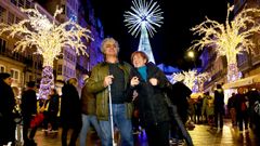 Roberto Argones, ciego y su mujer Mercedes Roco, que le cuenta como son las luces de Navidad de Vigo.Roberto Argones conoce las luces de Navidad de Vigo de la mano de su mujer, Merchi